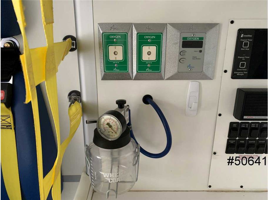 Used 2014 Chevrolet Express 4500 w/ Ambulance Package RWD image 19