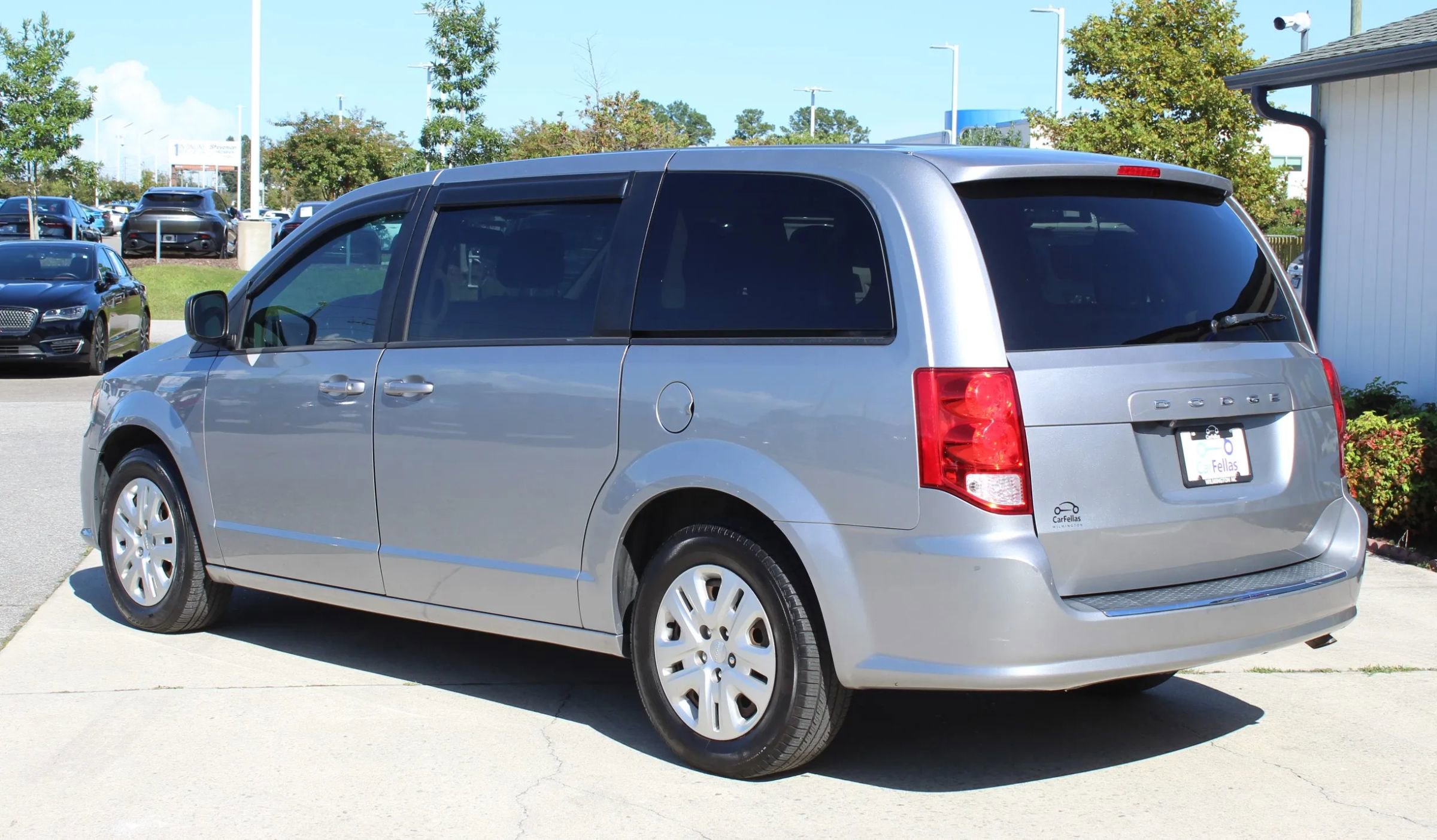 Used 2018 Dodge Grand Caravan SE image 3