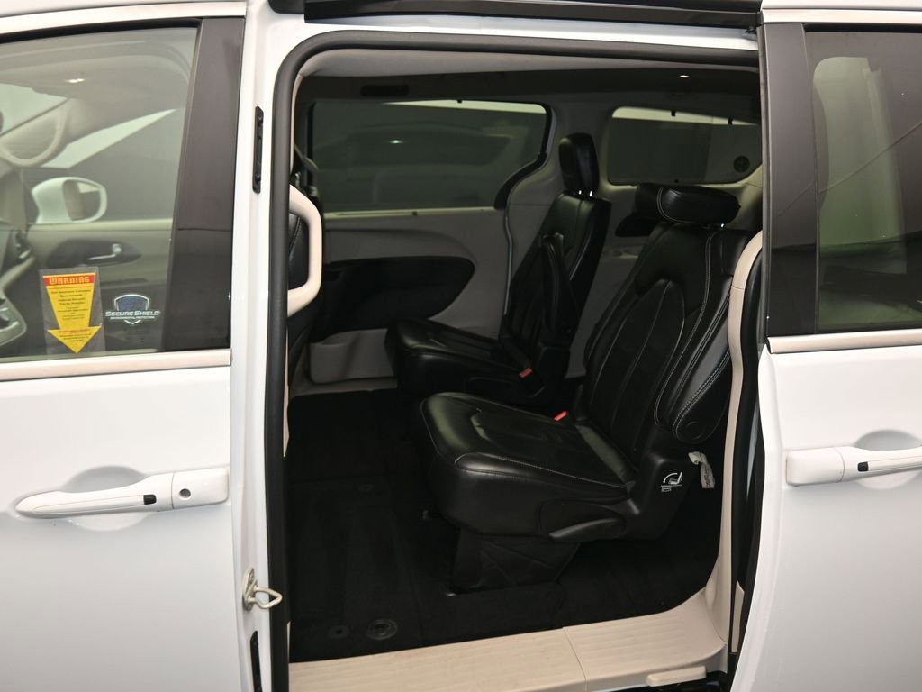 Used 2022 Chrysler Pacifica Touring-L image 29