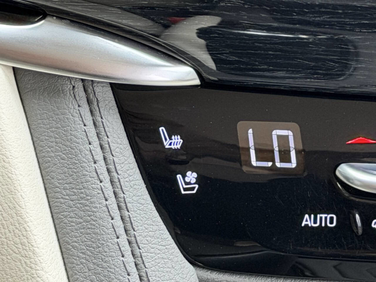 Used 2024 Cadillac XT6 Premium Luxury w/ Technology Package AWD/4WD image 35