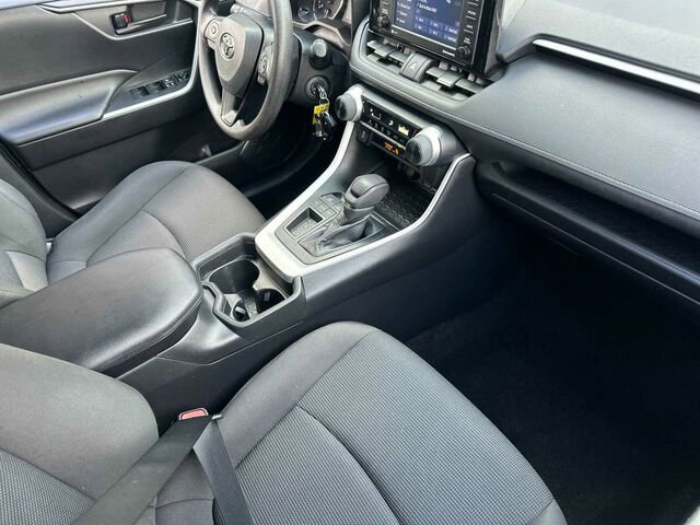 Used 2021 Toyota RAV4 LE image 18