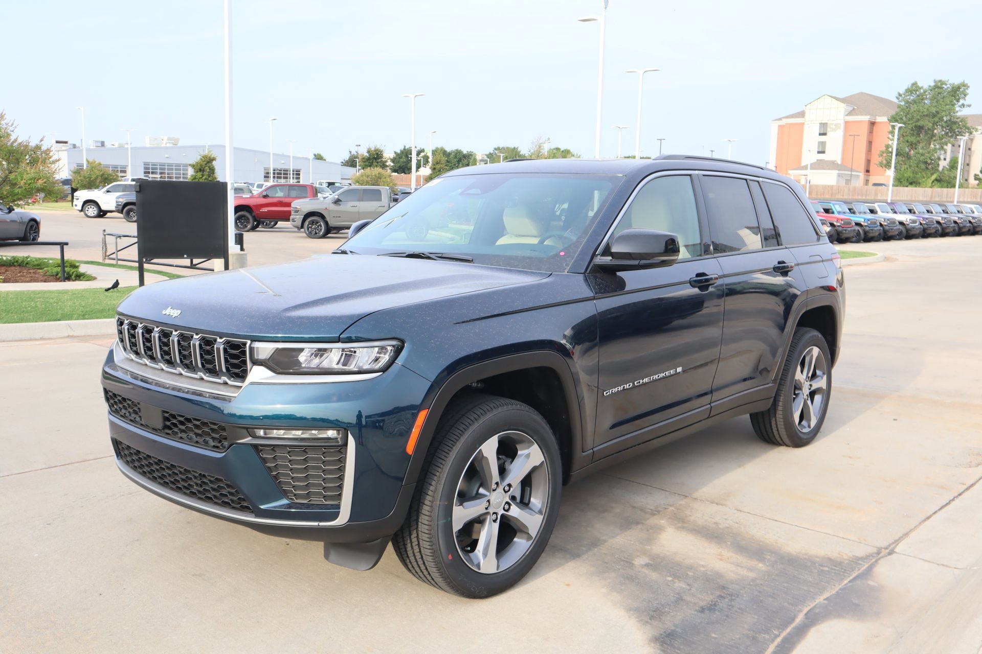 New 2026 Jeep Grand Cherokee Limited AWD/4WD image 11
