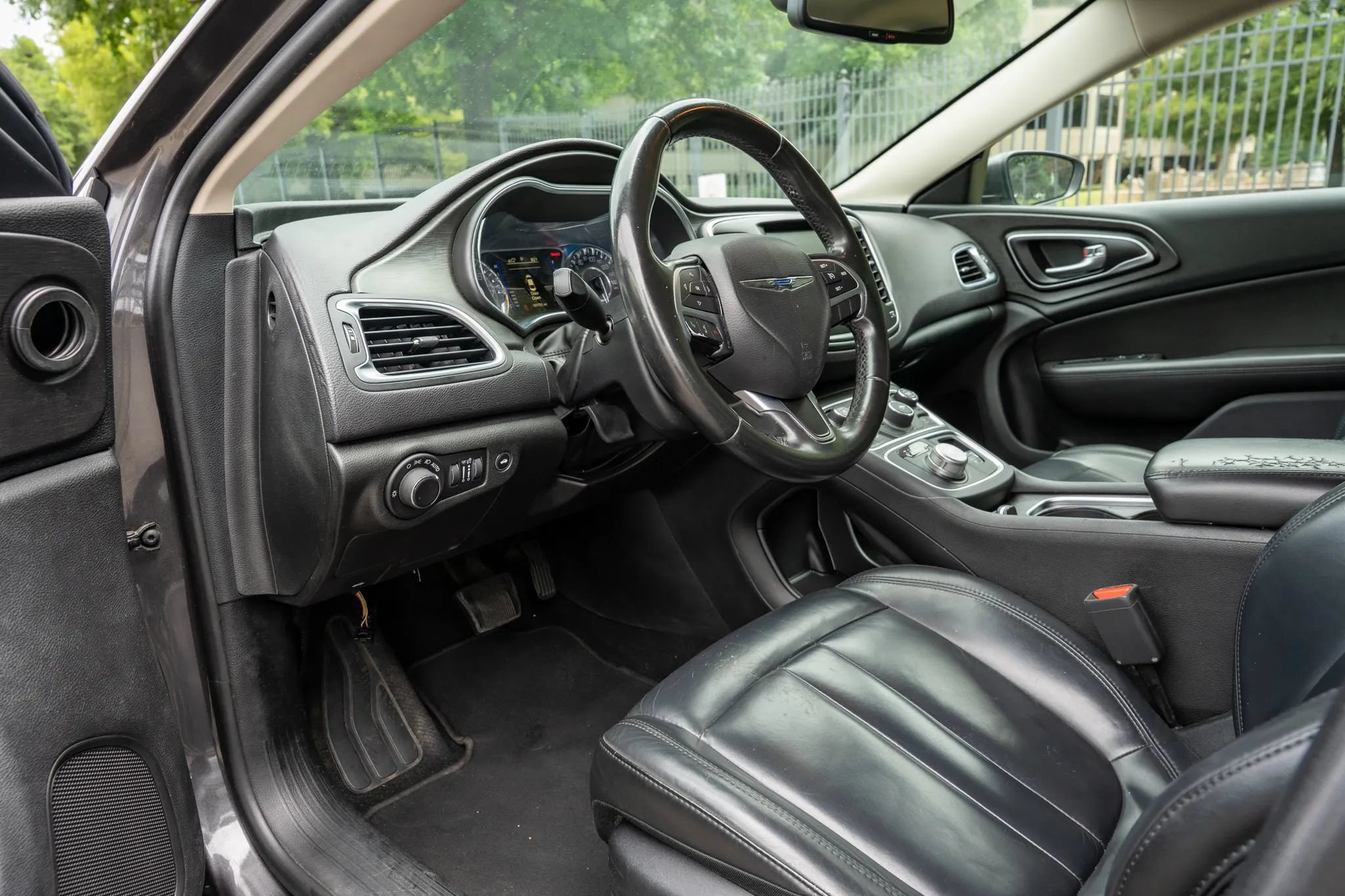 Used 2017 Chrysler 200 Limited Platinum FWD image 10