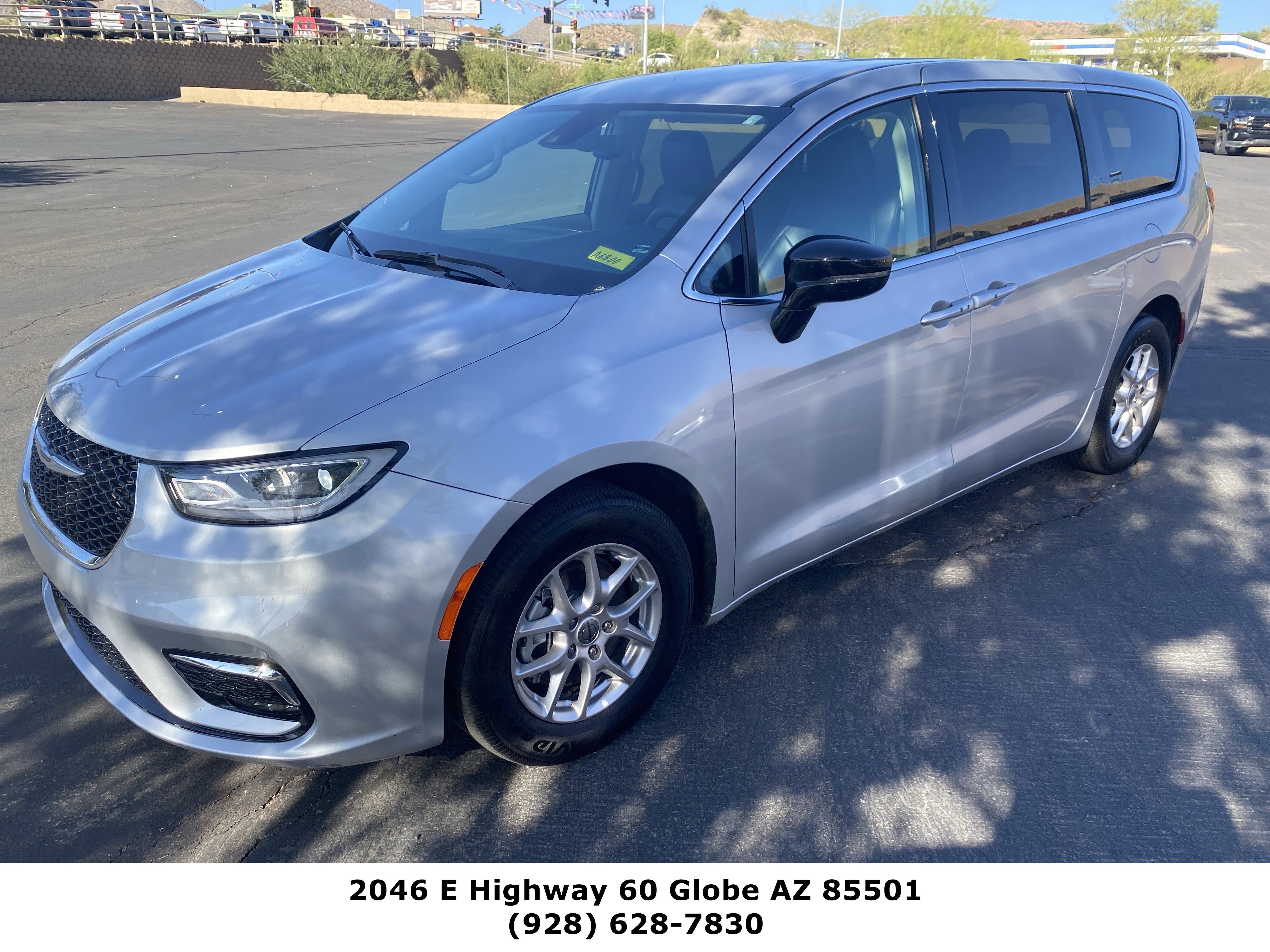 Used 2024 Chrysler Pacifica Touring-L FWD image 1