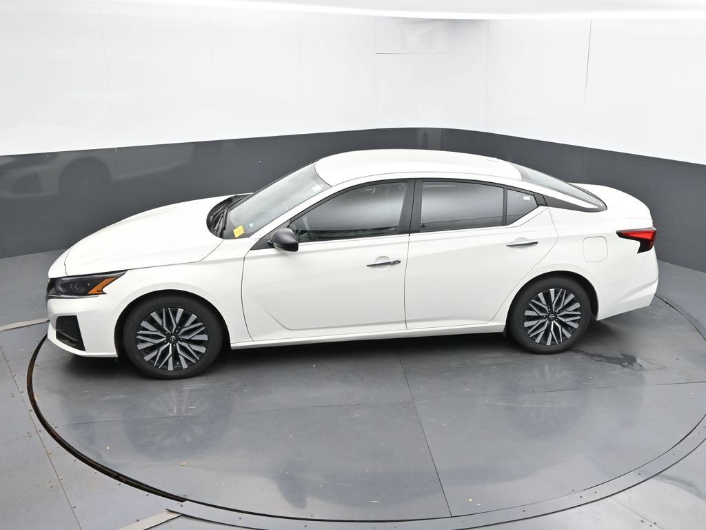 Used 2025 Nissan Altima 2.5 SV FWD image 40