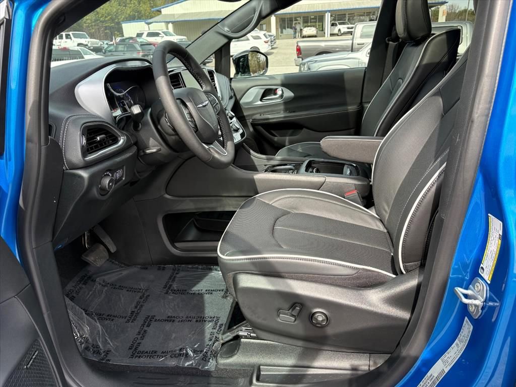 New 2026 Chrysler Pacifica Limited w/ Uconnect Theater Family Group image 14