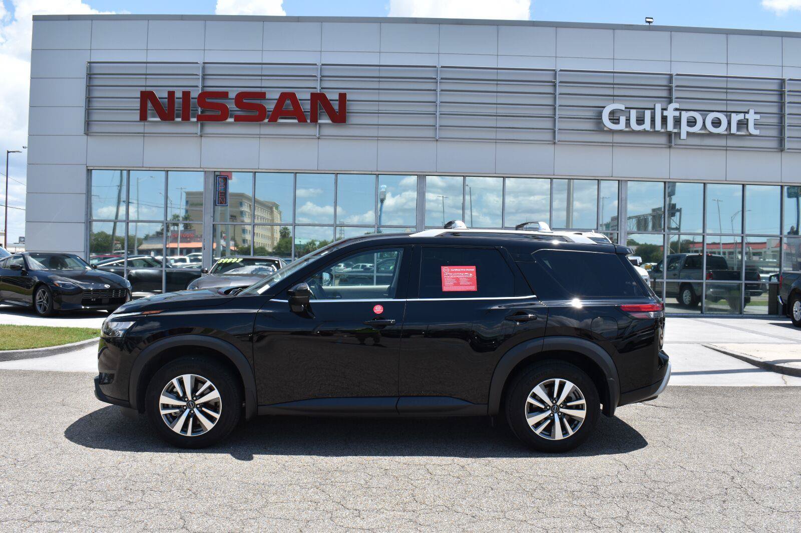Used 2025 Nissan Pathfinder SL FWD image 3