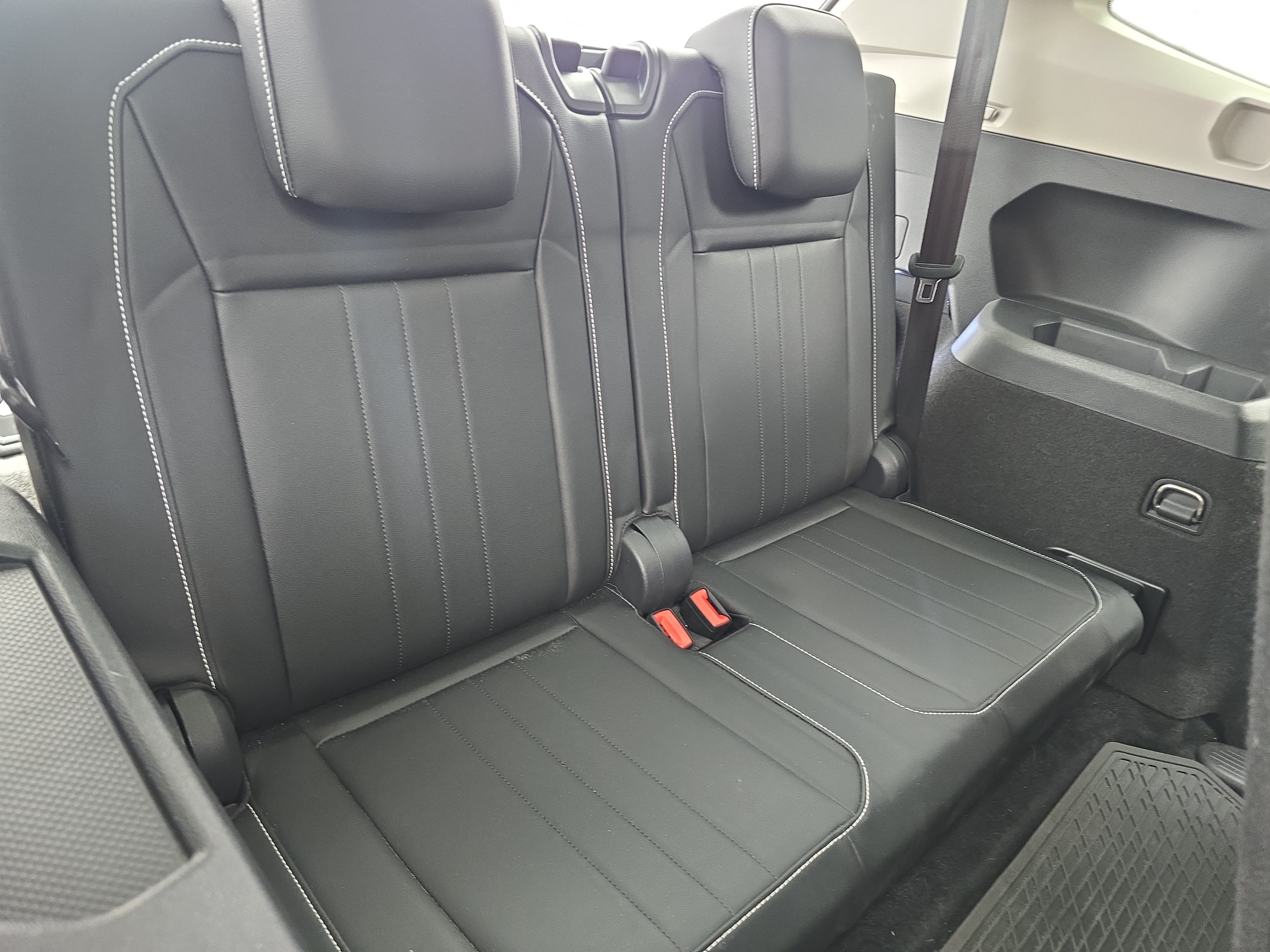 Used 2023 Volkswagen Tiguan SE w/ Panoramic Sunroof Package FWD image 12