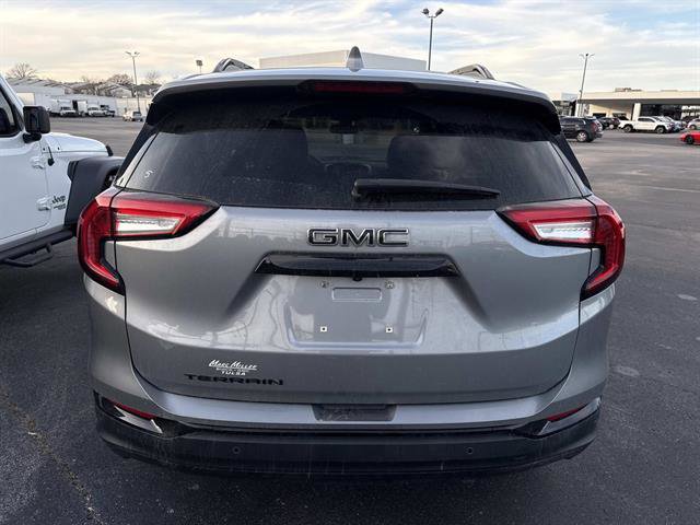 Used 2023 GMC Terrain SLE w/ Driver Convenience Package image 5