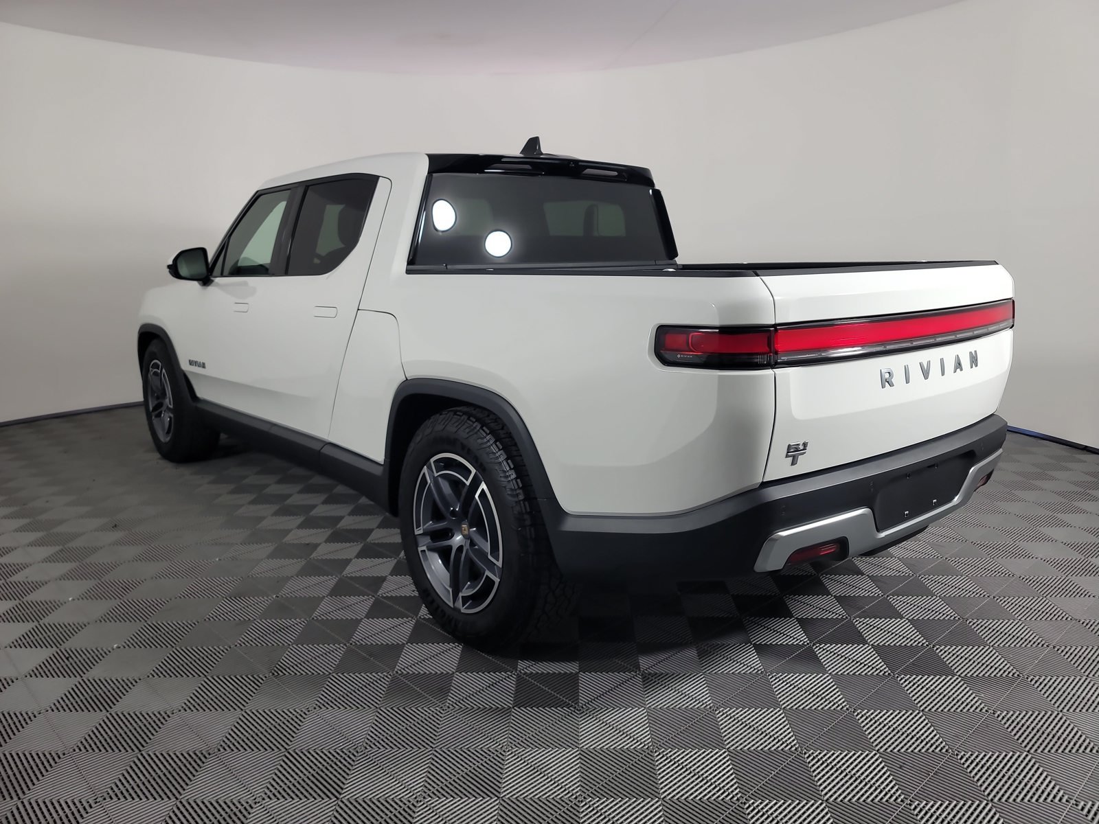 Used 2025 Rivian R1T Adventure Dual AWD/4WD image 3