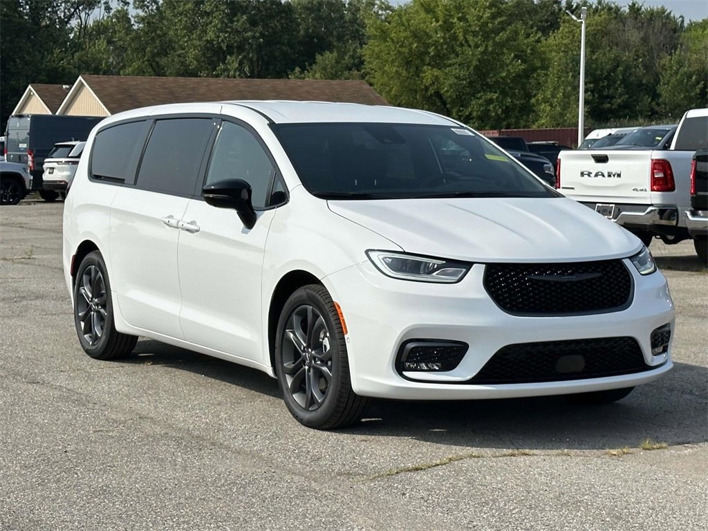 New 2026 Chrysler Pacifica Select