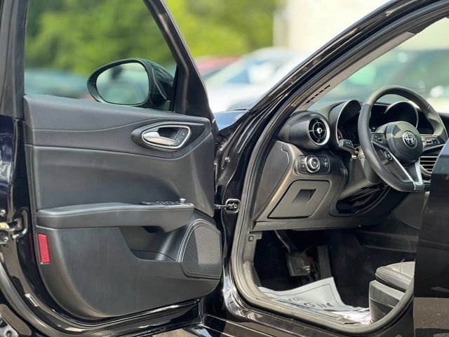 Used 2017 Alfa Romeo Giulia w/ Sport Appearance Package RWD image 9