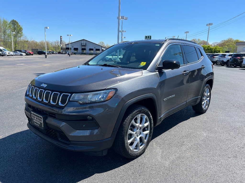 Used 2022 Jeep Compass Latitude image 3