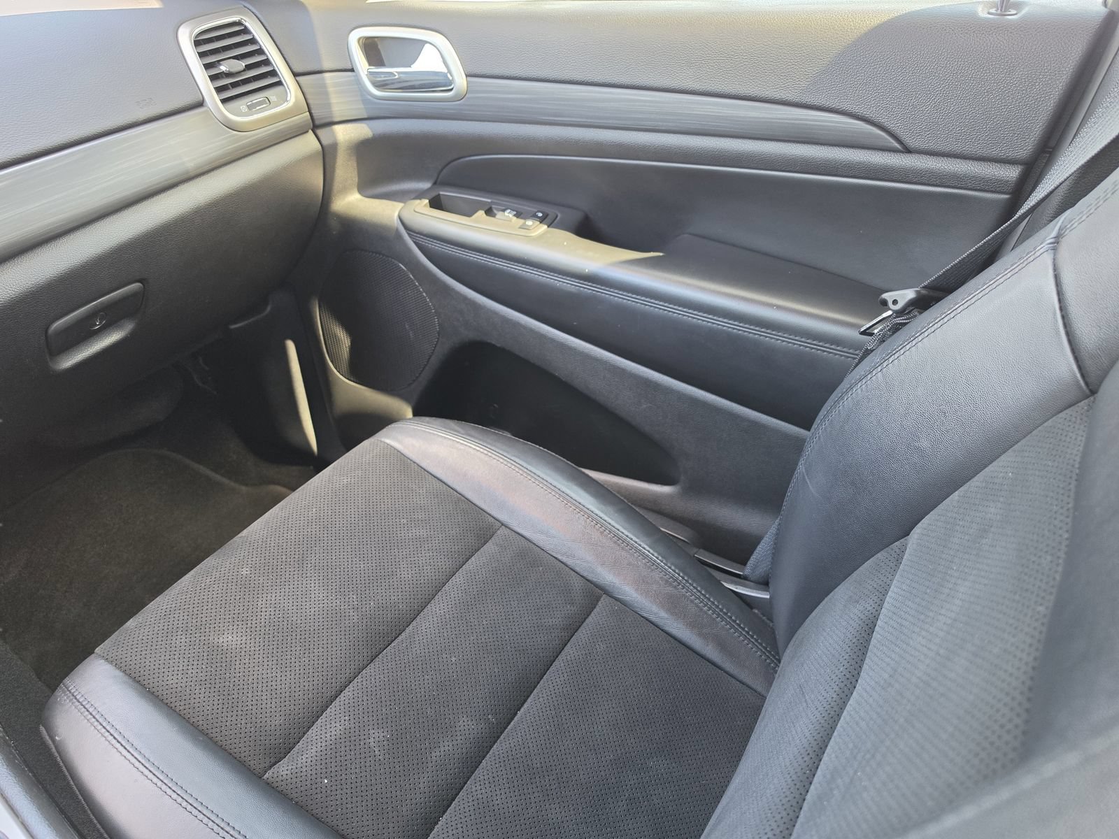 Used 2022 Jeep Grand Cherokee Laredo X RWD image 23