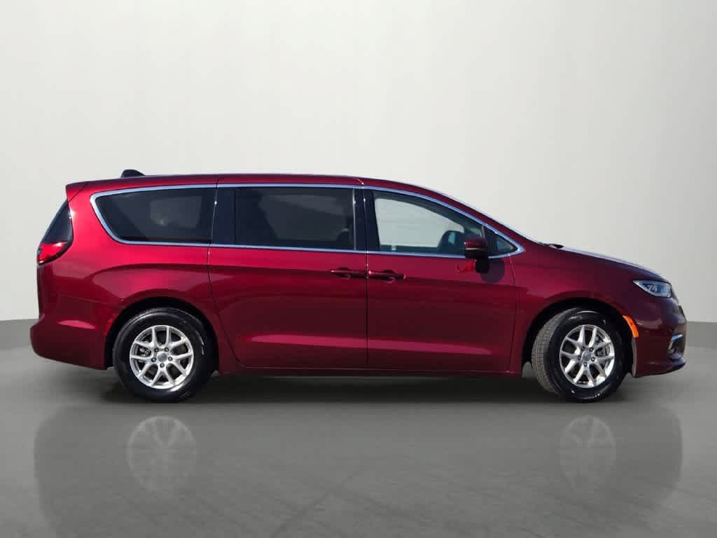 Used 2023 Chrysler Pacifica Touring-L FWD image 7