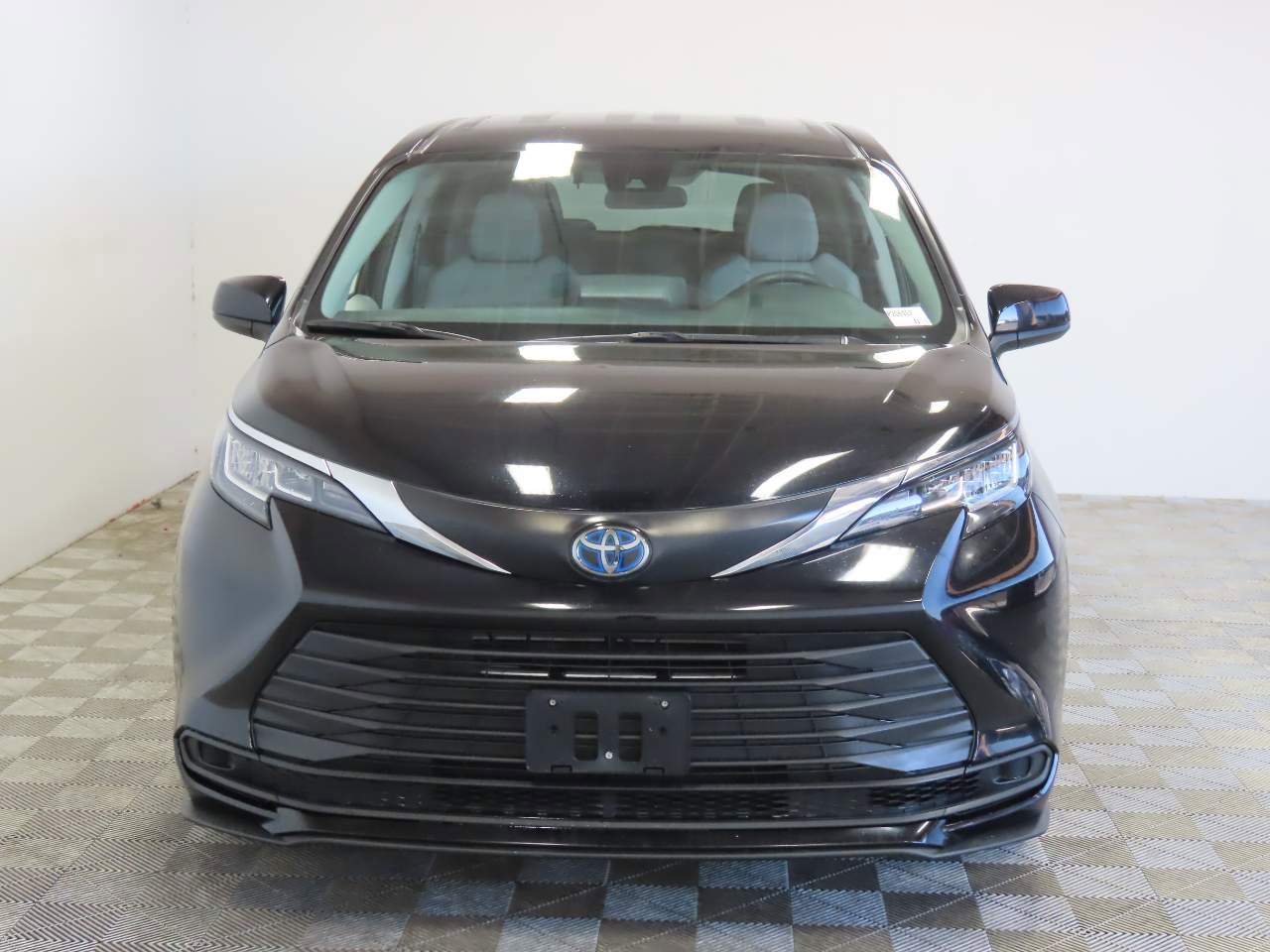 Used 2023 Toyota Sienna LE FWD image 2