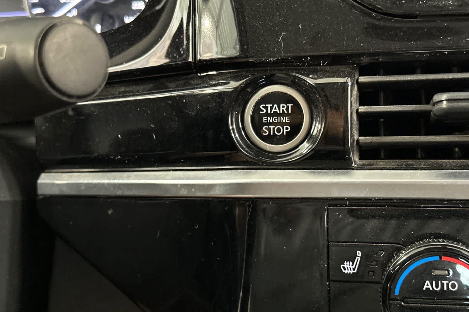 Used 2024 Nissan Pathfinder SV FWD image 25