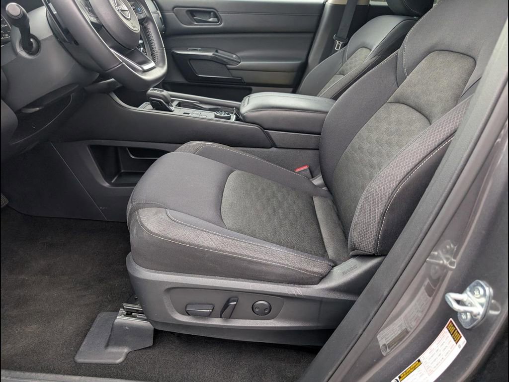Used 2024 Nissan Pathfinder SV image 10