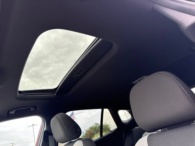 Certified 2025 Chevrolet Trax RS w/ Sunroof Package FWD image 12