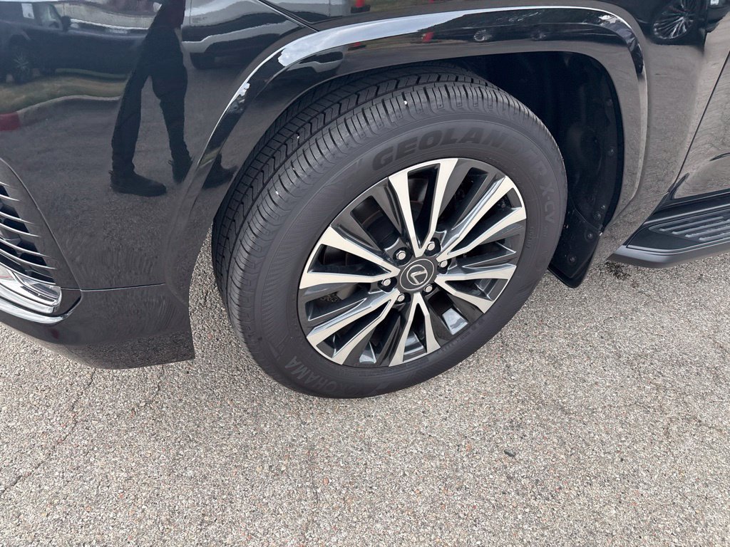 Certified 2025 Lexus LX 600 4WD w/ Interior Upgrade Package image 9