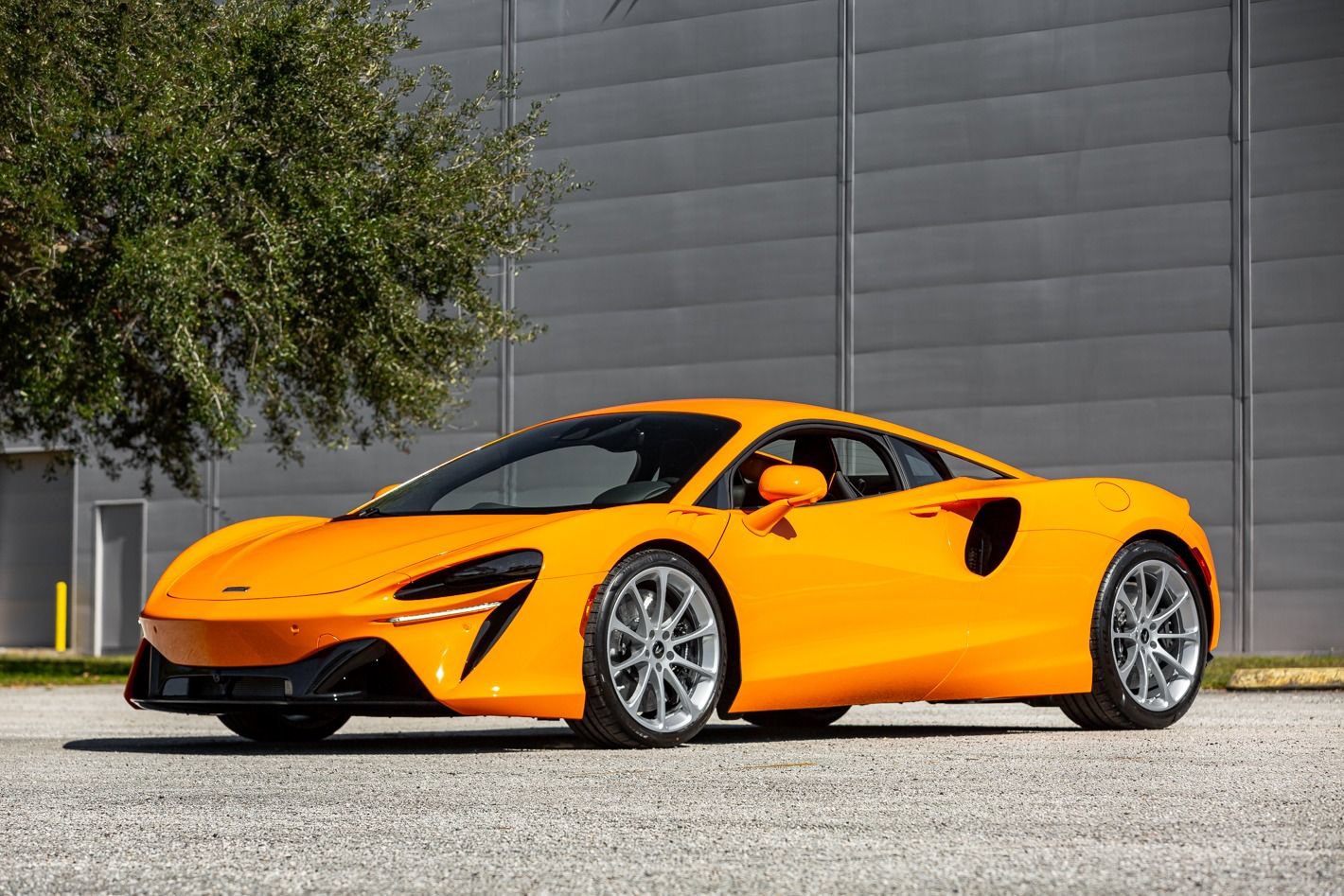 Used 2024 McLaren Artura RWD image 34