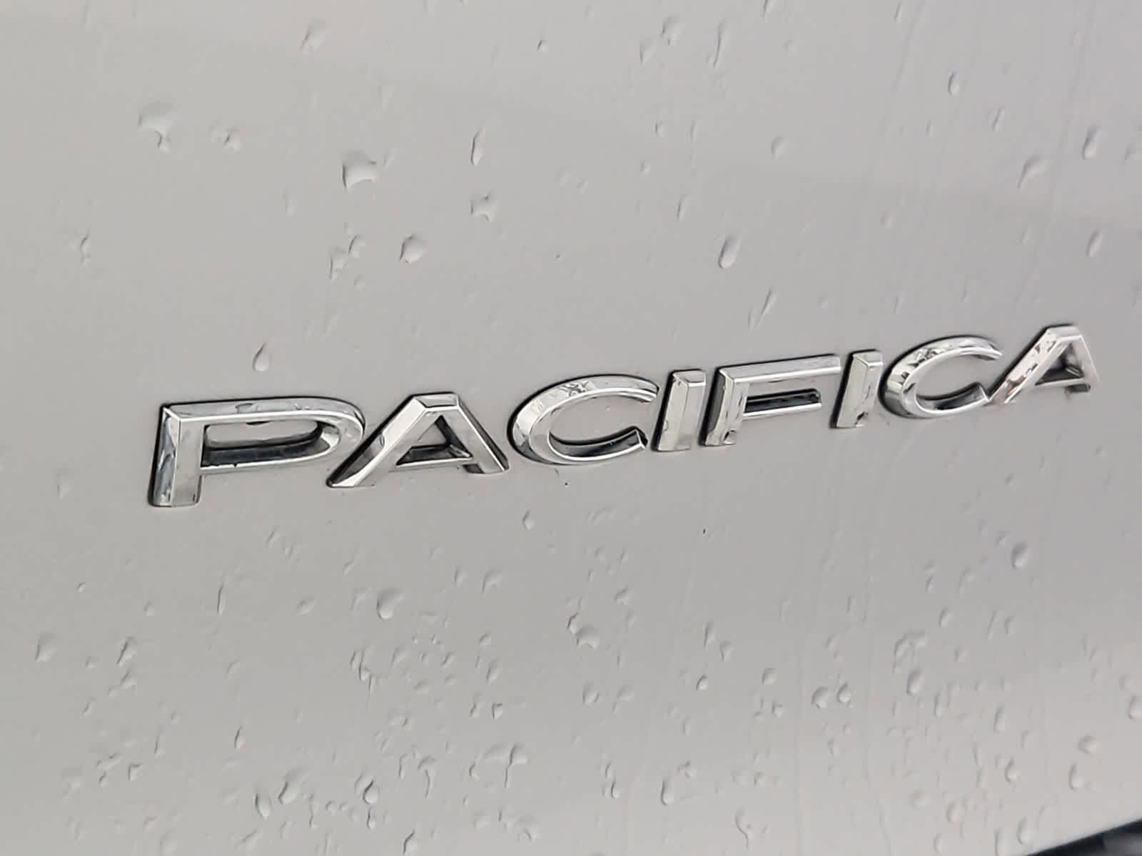 Used 2023 Chrysler Pacifica Touring-L FWD image 12