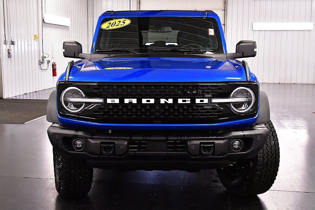 Used 2025 Ford Bronco Badlands image 3
