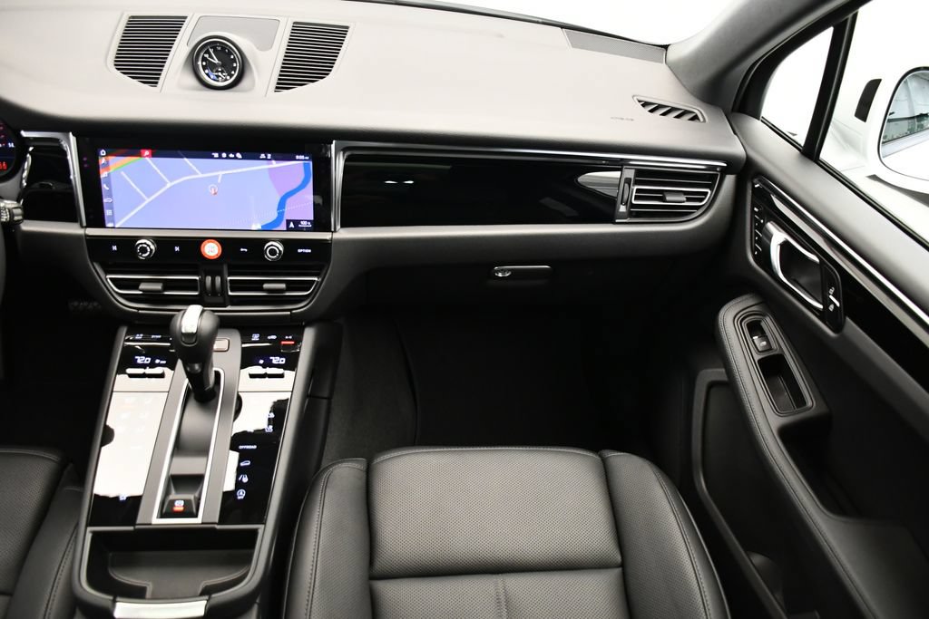Certified 2026 Porsche Macan AWD/4WD image 25
