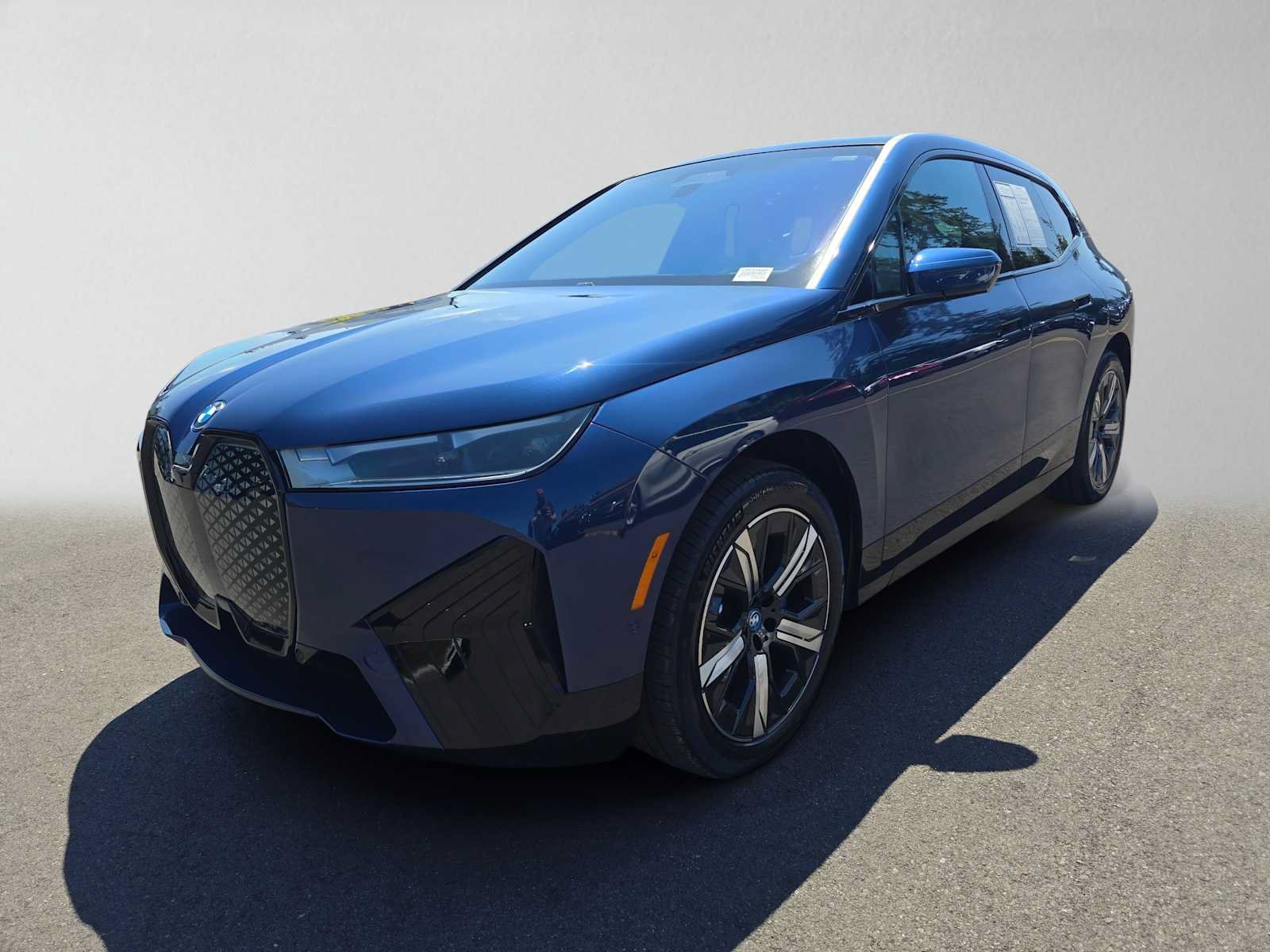 Used 2024 BMW iX xDrive50 w/ Sport Package AWD/4WD image 7