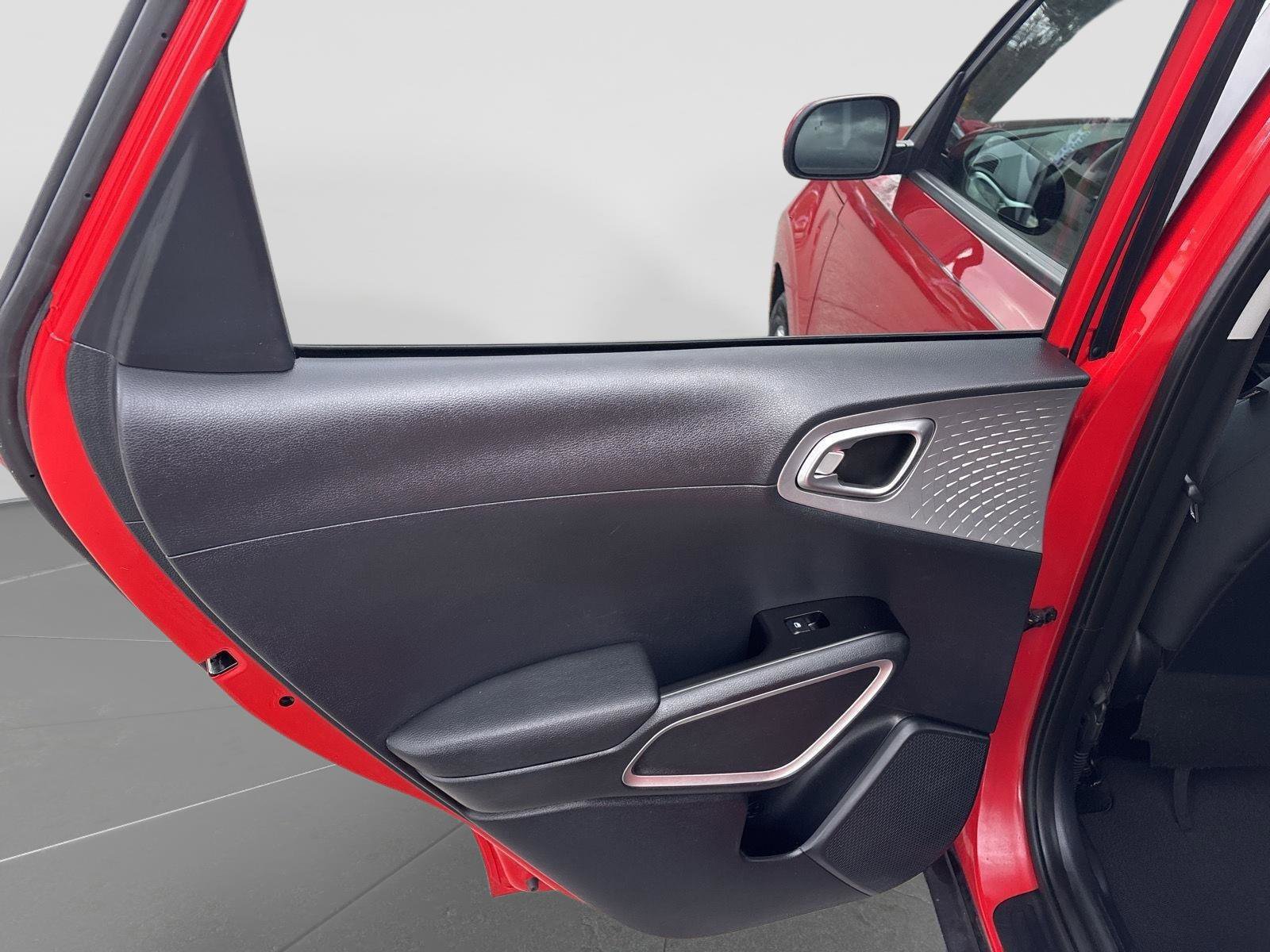 Used 2023 Kia Soul LX w/ LX Technology Package FWD image 16