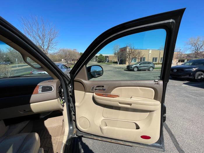 Used 2007 GMC Yukon XL SLT w/ SLT Preferred Equipment Group AWD/4WD image 30