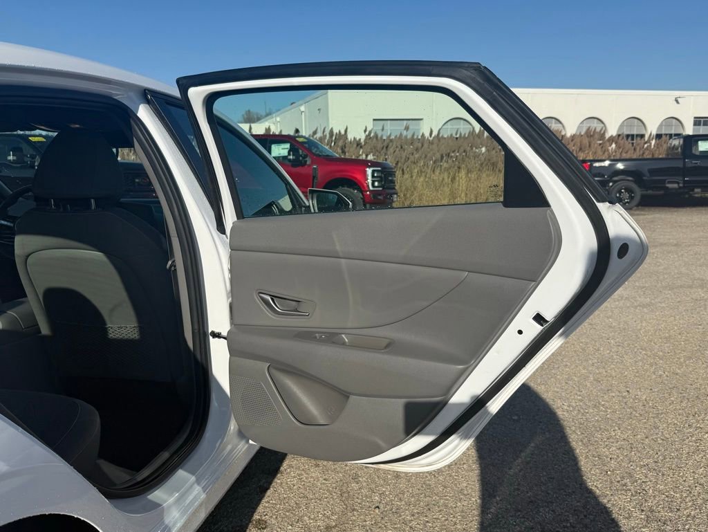Used 2025 Hyundai Elantra SEL FWD image 19