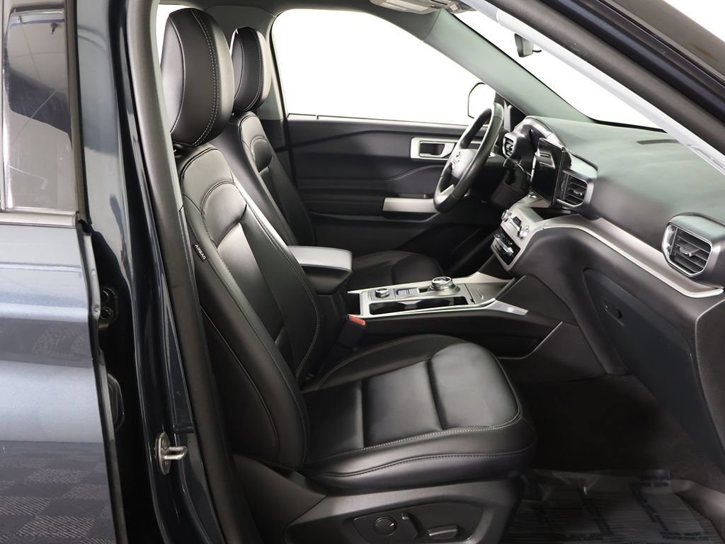 Used 2024 Ford Explorer XLT w/ Equipment Group 202A AWD/4WD image 33