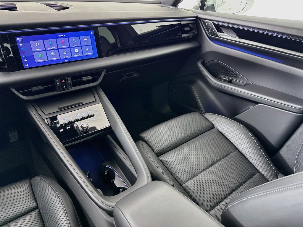 Certified 2025 Porsche Macan Electric RWD image 25
