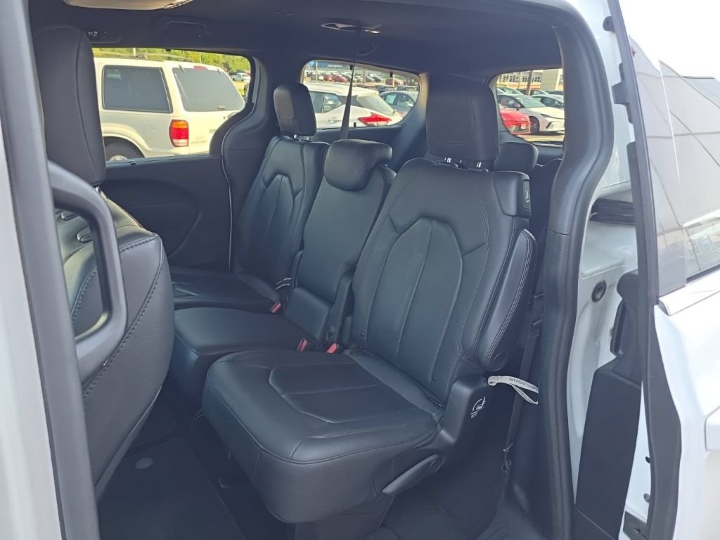 Used 2020 Chrysler Pacifica Touring-L FWD image 12