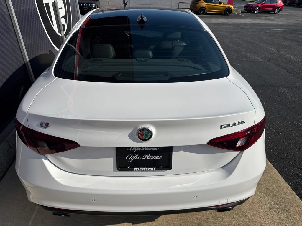 Used 2022 Alfa Romeo Giulia Ti AWD/4WD image 11