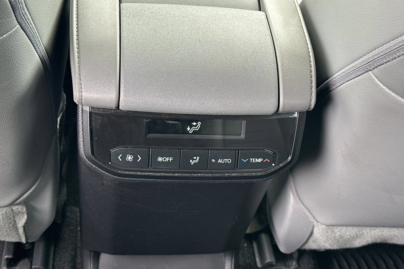 Used 2023 Toyota Highlander XLE AWD/4WD image 43