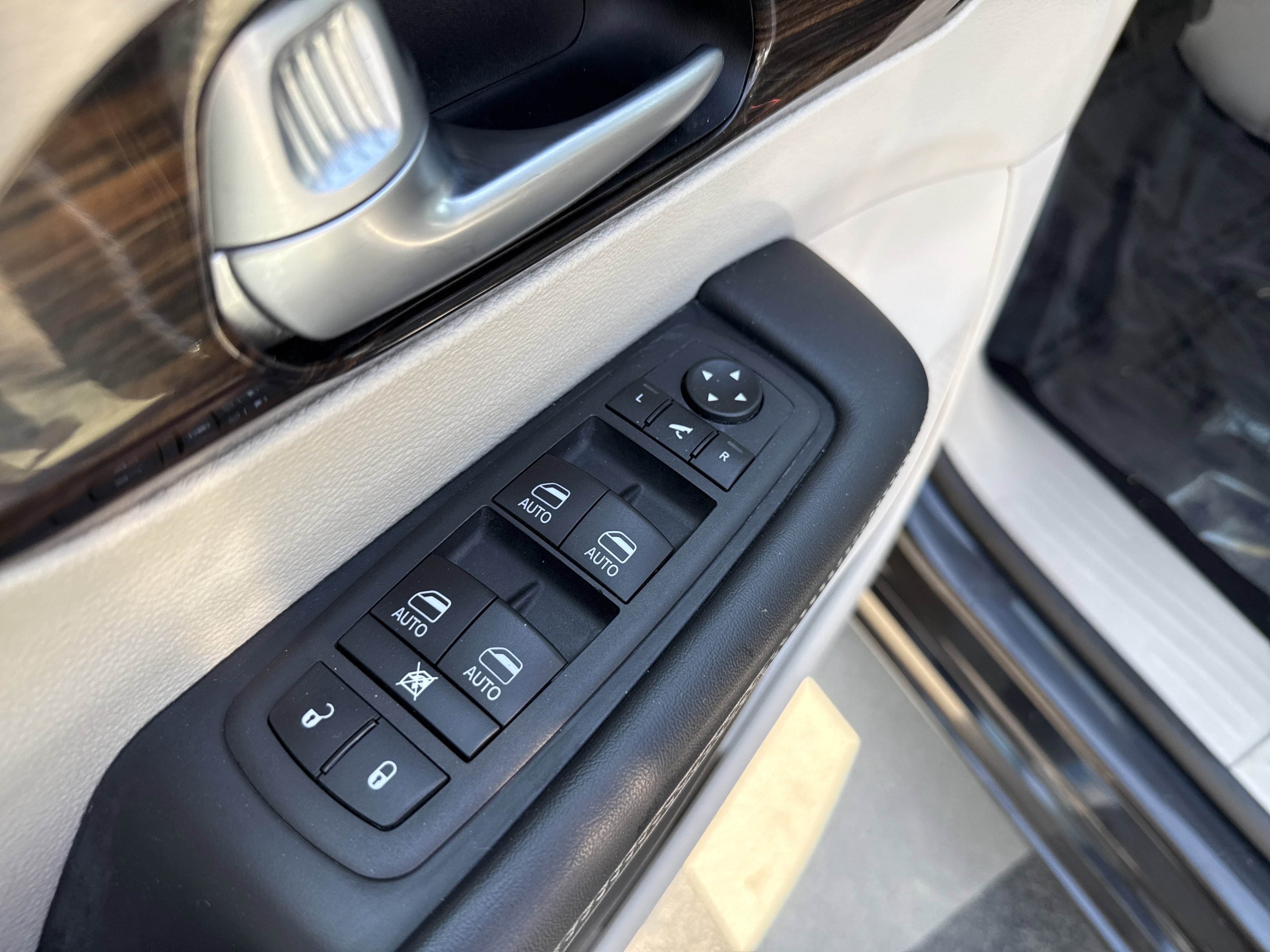 Used 2023 Chrysler Pacifica Limited FWD image 15