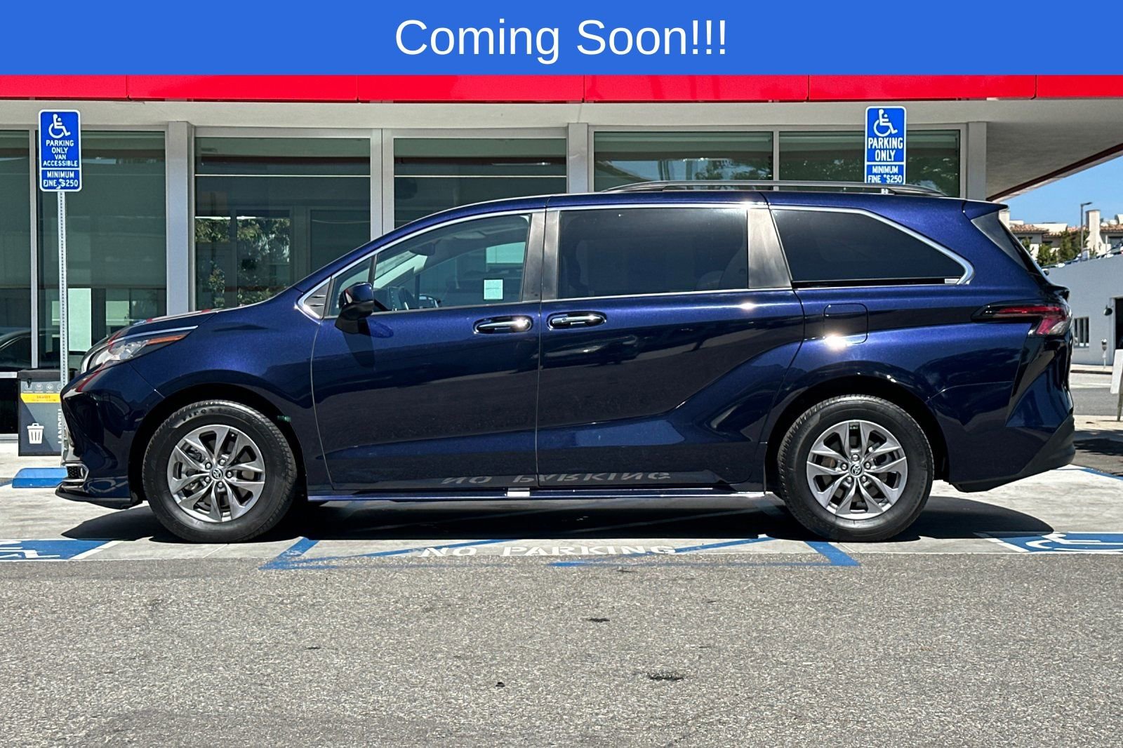 Used 2023 Toyota Sienna XLE image 7