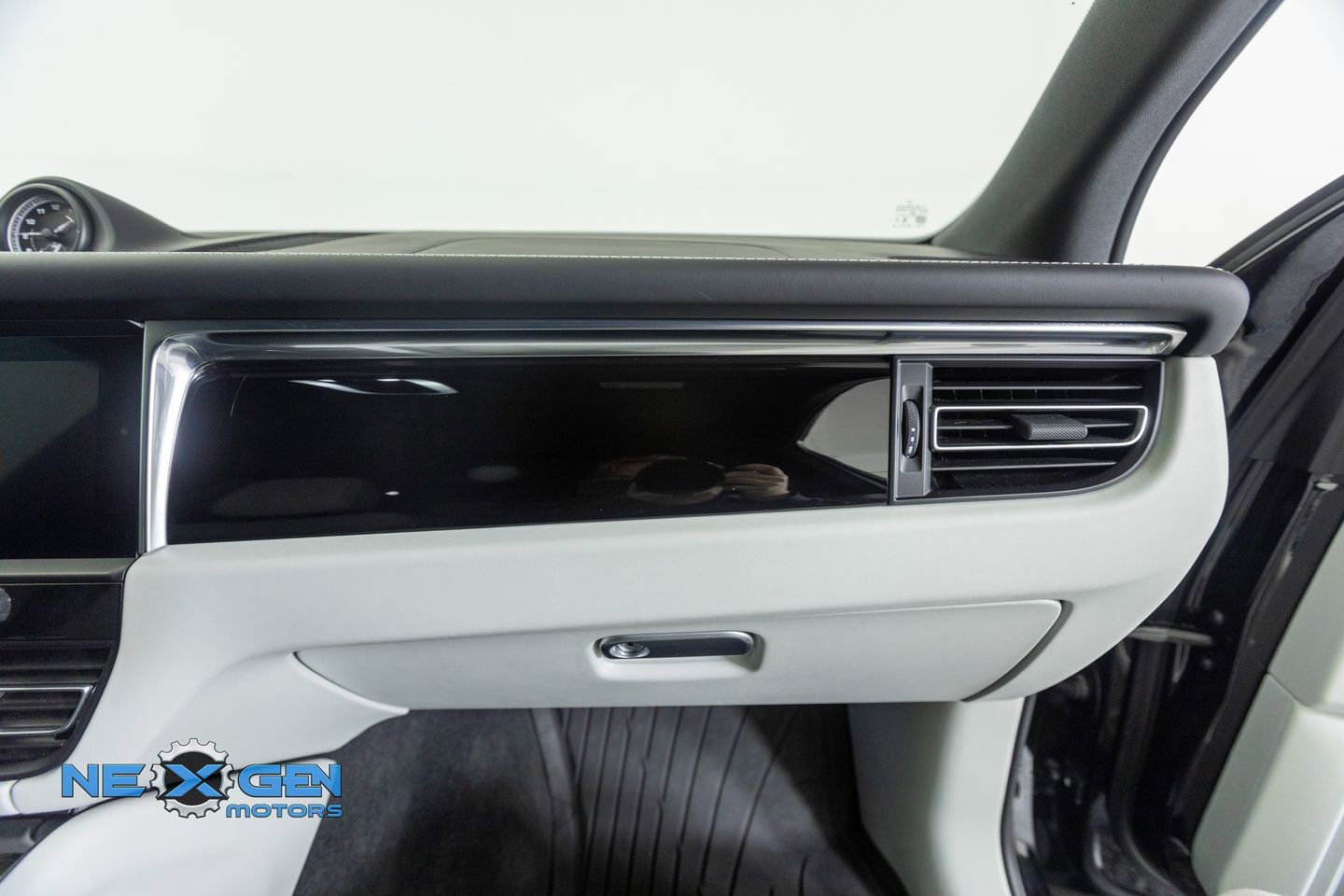 Used 2024 Porsche Macan AWD/4WD image 46