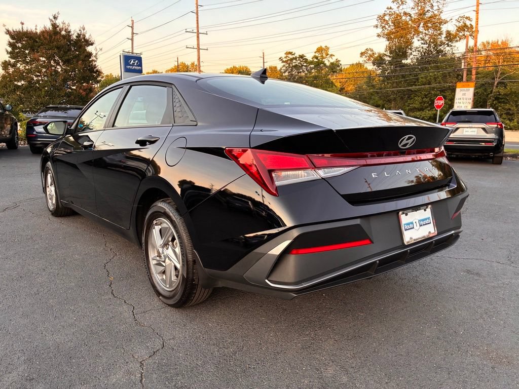 Used 2025 Hyundai Elantra SE FWD image 5
