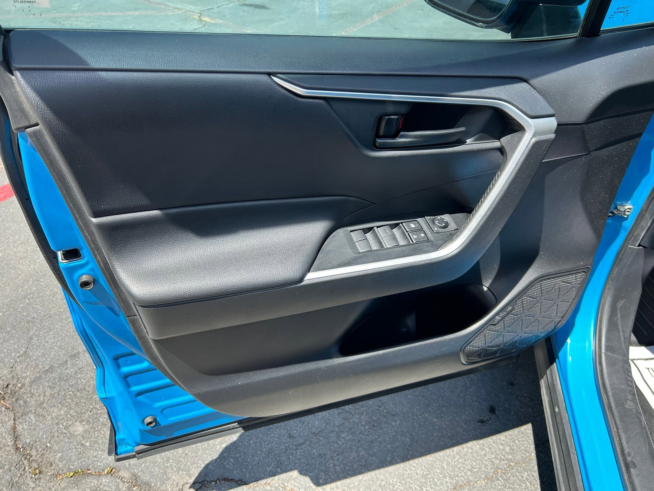 Used 2020 Toyota RAV4 LE w/ Carpet Mat Package AWD/4WD image 10