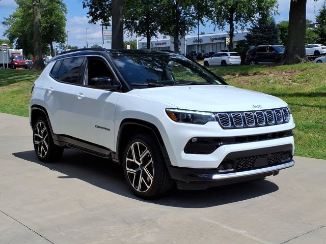 Certified 2025 Jeep Compass Limited w/ Elite Group AWD/4WD image 4