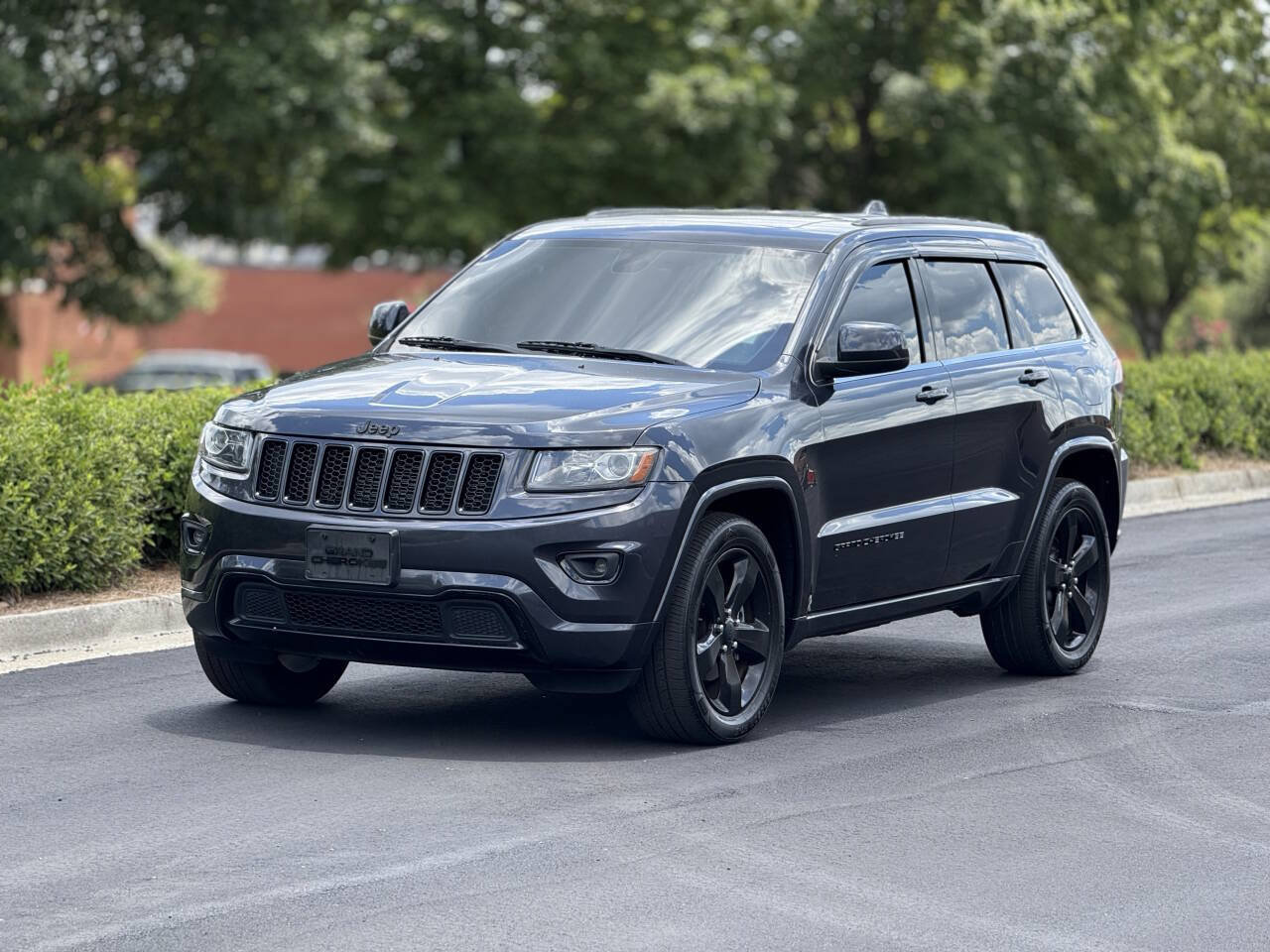 Used 2015 Jeep Grand Cherokee Altitude RWD image 2