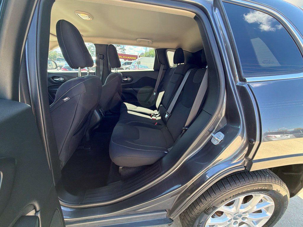 Used 2015 Jeep Cherokee Latitude w/ Cold Weather Group AWD/4WD image 29