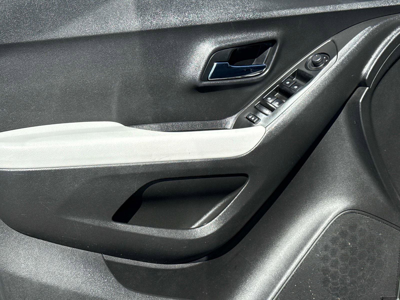 Used 2021 Chevrolet Trax LS w/ Tint and Cruise Package image 15