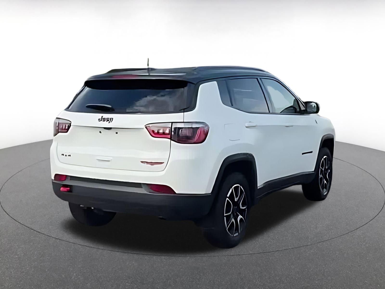 Used 2025 Jeep Compass Trailhawk image 7