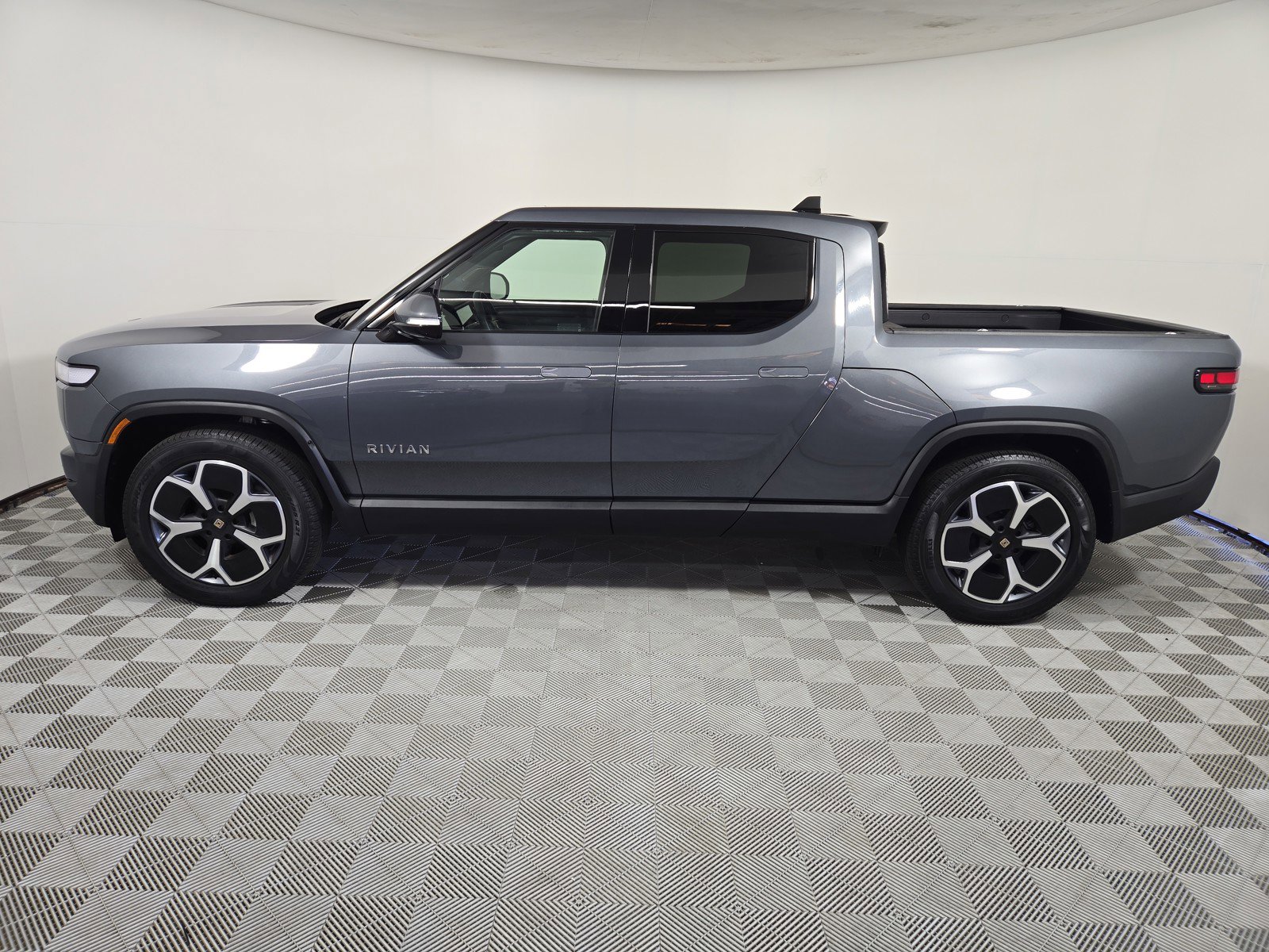 Used 2024 Rivian R1T Adventure image 2