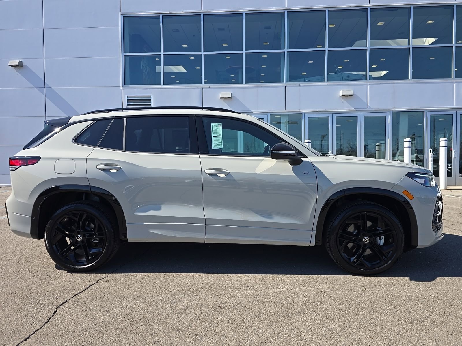 New 2026 Volkswagen Tiguan SE R-Line AWD/4WD image 2