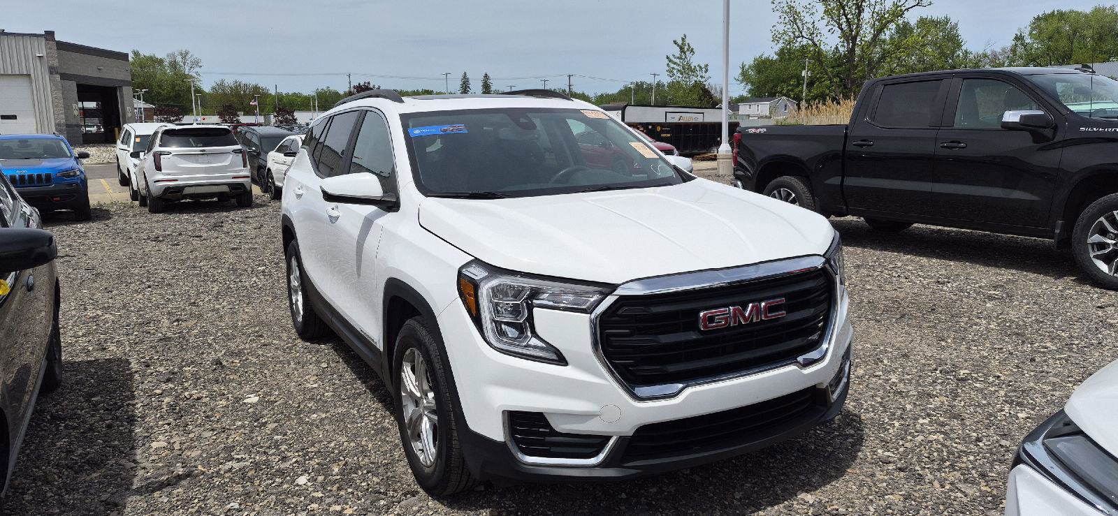 Used 2022 GMC Terrain SLE w/ Driver Convenience Package FWD image 2